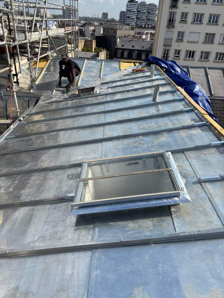 Installation de fenêtres de toit pour illuminer vos combles.
